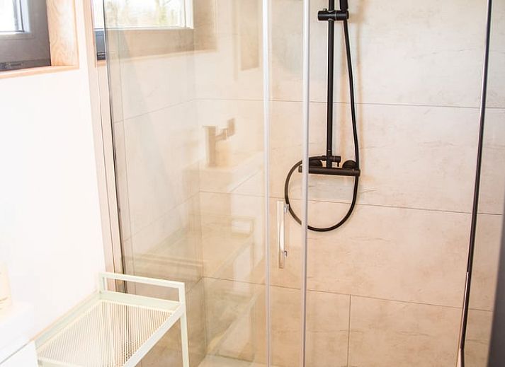 Beleuchteter Abend auf der Terrasse des Ferienhauses in Eynatten, mit Blick auf die ruhigen Ardennen, Luettich, Belgien.