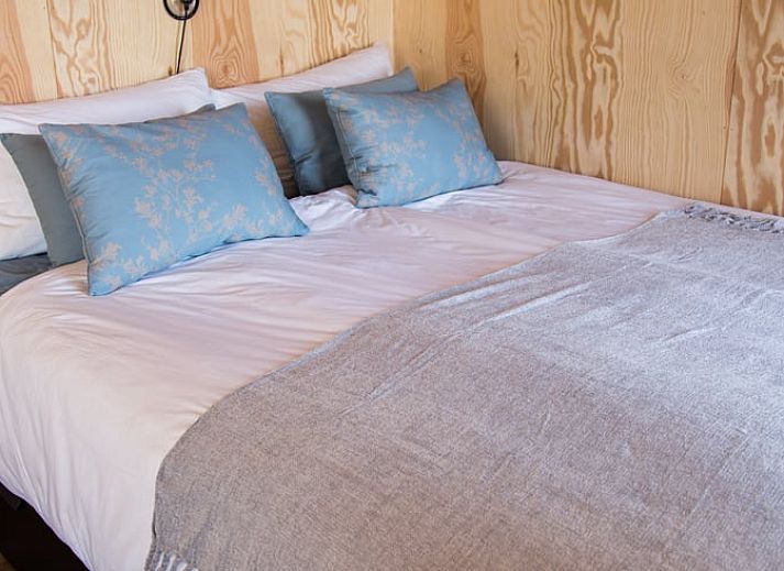 Holzterrasse im Ferienhaus in Eynatten, mit Blick auf die gruene Umgebung der Ardennen, Luettich, Belgien.