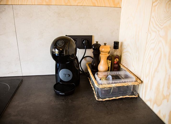 Holzterrasse im Ferienhaus in Eynatten, mit Blick auf die gruene Umgebung der Ardennen, Luettich, Belgien.