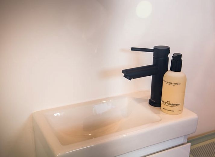 Holzterrasse im Ferienhaus in Eynatten, mit Blick auf die gruene Umgebung der Ardennen, Luettich, Belgien.