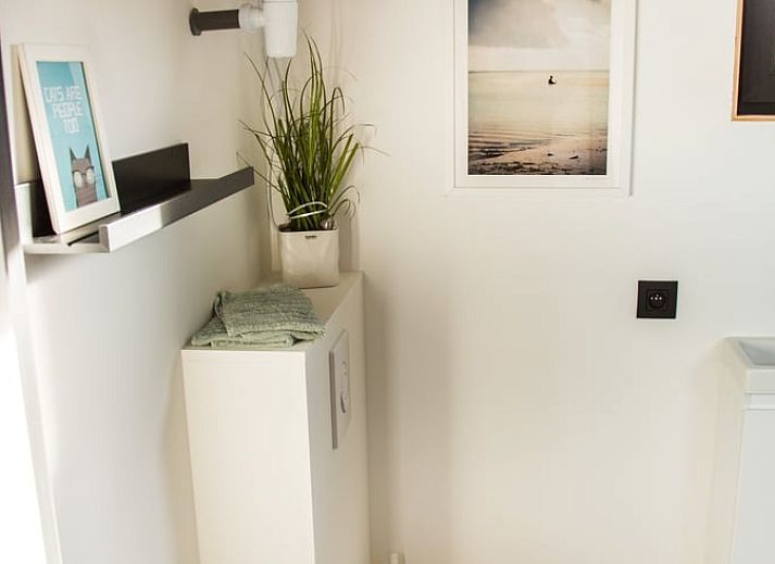 Holzterrasse im Ferienhaus in Eynatten, mit Blick auf die gruene Umgebung der Ardennen, Luettich, Belgien.