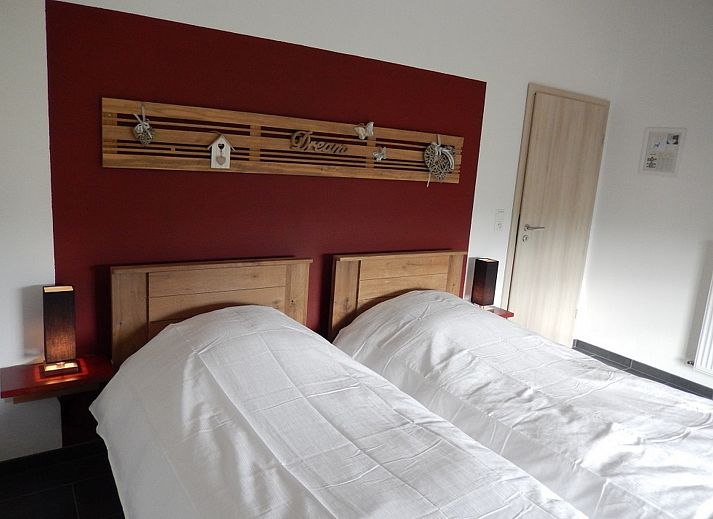 Stilvolles Badezimmer im Ferienhaus ARD166, Saint-Jacques, Ardennen, mit Badewanne und Doppelwaschbecken.