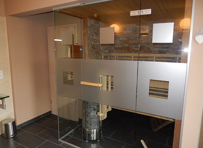 Stilvolles Badezimmer im Ferienhaus ARD166, Saint-Jacques, Ardennen, mit Badewanne und Doppelwaschbecken.