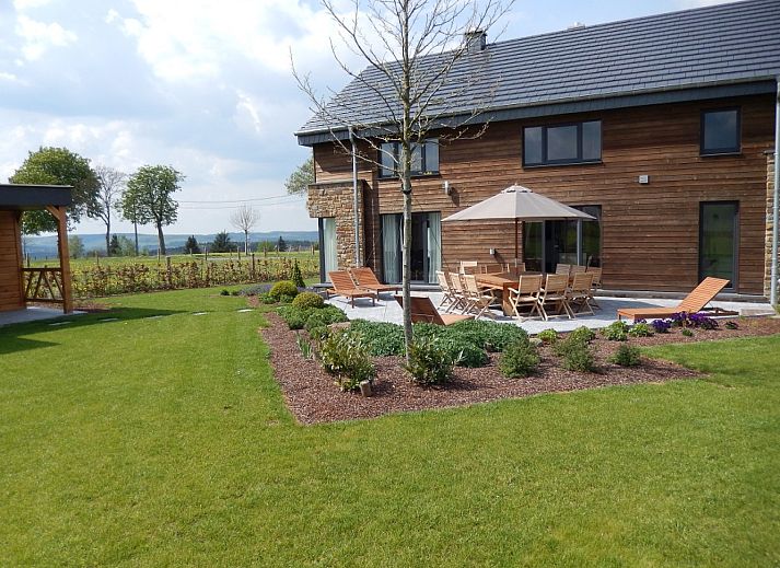 Stilvolles Badezimmer im Ferienhaus ARD166, Saint-Jacques, Ardennen, mit Badewanne und Doppelwaschbecken.