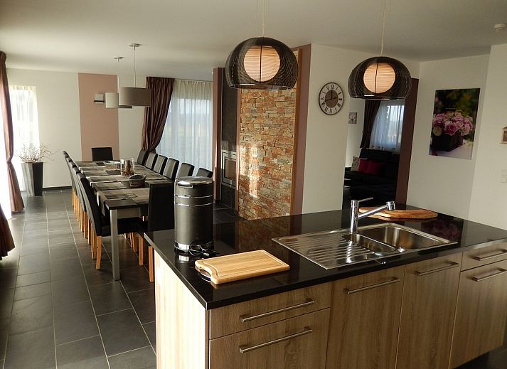 Stilvolles Badezimmer im Ferienhaus ARD166, Saint-Jacques, Ardennen, mit Badewanne und Doppelwaschbecken.