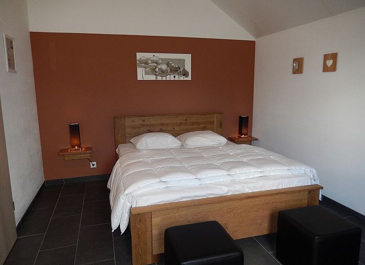 Stilvolles Badezimmer im Ferienhaus ARD166, Saint-Jacques, Ardennen, mit Badewanne und Doppelwaschbecken.