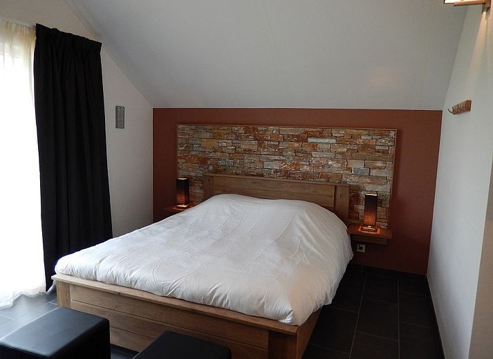 Gemuetlicher Aufenthaltsraum in ARD166, Saint-Jacques, Ardennen mit Tischfussball und Holzinterieur.