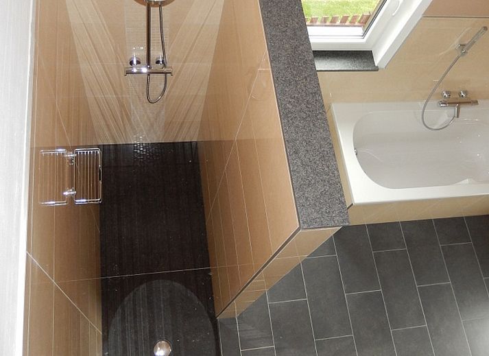 Gemuetlicher Aufenthaltsraum in ARD166, Saint-Jacques, Ardennen mit Tischfussball und Holzinterieur.