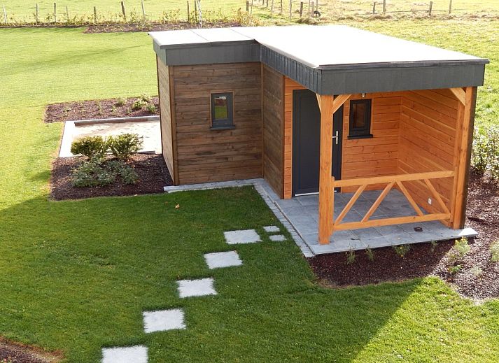 Gemuetlicher Aufenthaltsraum in ARD166, Saint-Jacques, Ardennen mit Tischfussball und Holzinterieur.