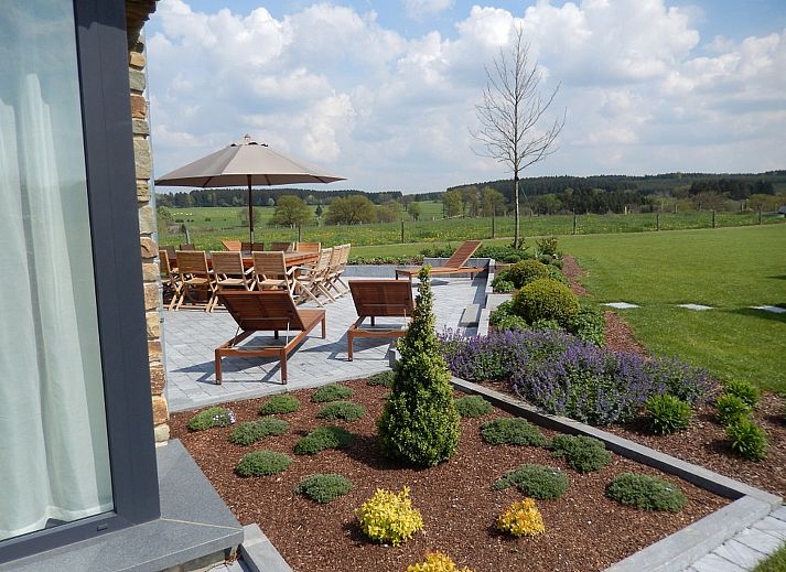 Gemuetlicher Aufenthaltsraum in ARD166, Saint-Jacques, Ardennen mit Tischfussball und Holzinterieur.