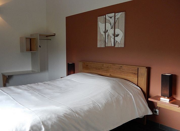 Gemuetlicher Aufenthaltsraum in ARD166, Saint-Jacques, Ardennen mit Tischfussball und Holzinterieur.