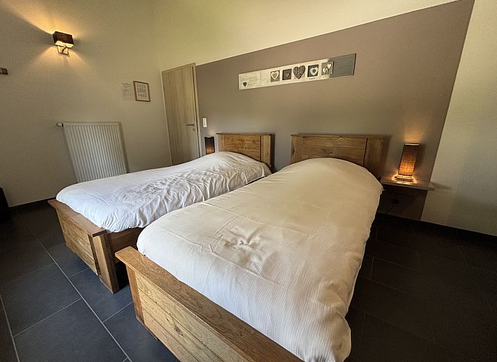 Komfortables Schlafzimmer im Ferienhaus ARD166, Saint-Jacques, Ardennen mit zwei Einzelbetten.
