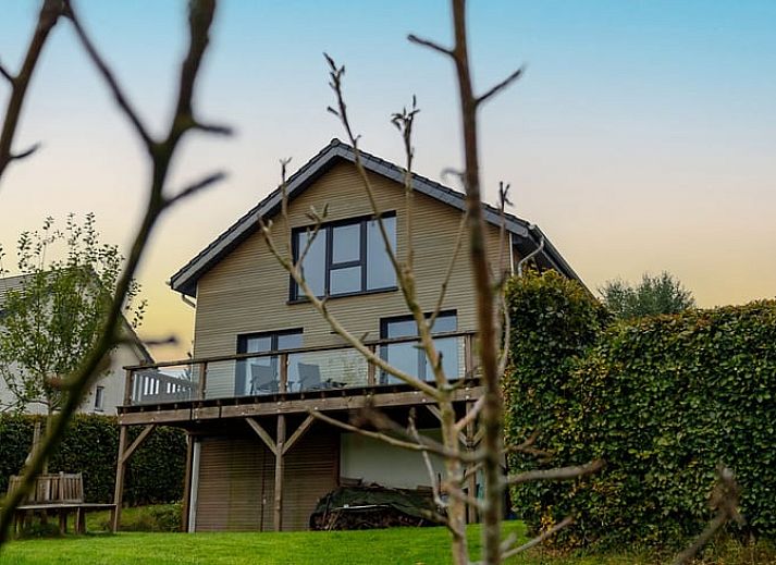 Ferienhaus in Kuechelscheid, gelegen in den malerischen Ardennen, Belgien, mit einer einladenden Terrasse und herrlichem Blick auf die Natur.