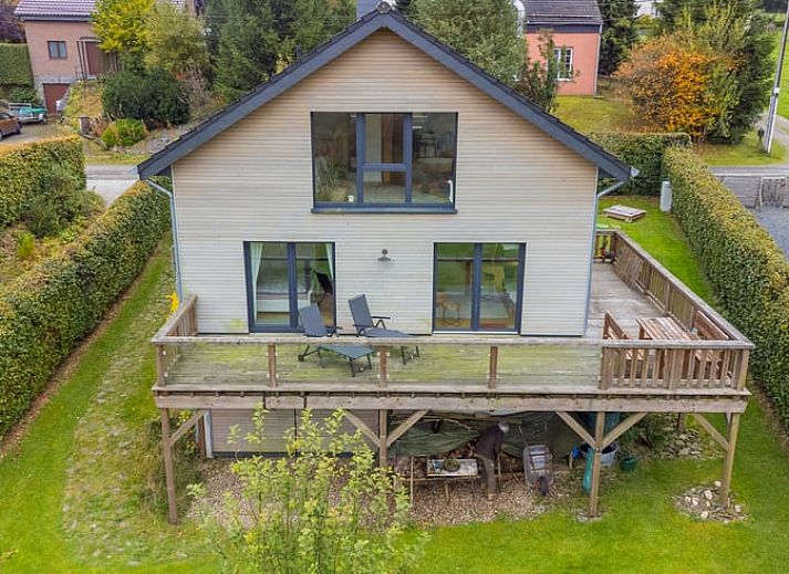 Ferienhaus in Kuechelscheid, gelegen in den malerischen Ardennen, Belgien, mit einer einladenden Terrasse und herrlichem Blick auf die Natur.
