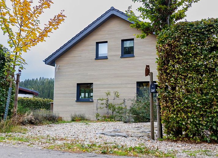 Ferienhaus in Kuechelscheid, gelegen in den malerischen Ardennen, Belgien, mit einer einladenden Terrasse und herrlichem Blick auf die Natur.