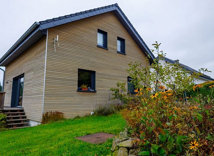 Ferienhaus in Kuechelscheid, gelegen in den malerischen Ardennen, Belgien, mit einer einladenden Terrasse und herrlichem Blick auf die Natur.
