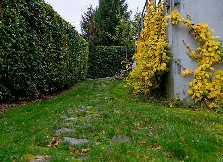 Rustikales Schild beim Ferienhaus in Kuechelscheid, umgeben von ueppiger Natur in den Ardennen, Luettich, Belgien.