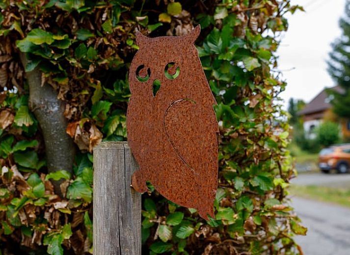 Rustikales Schild beim Ferienhaus in Kuechelscheid, umgeben von ueppiger Natur in den Ardennen, Luettich, Belgien.