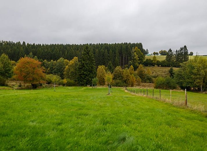 Rustikales Schild beim Ferienhaus in Kuechelscheid, umgeben von ueppiger Natur in den Ardennen, Luettich, Belgien.