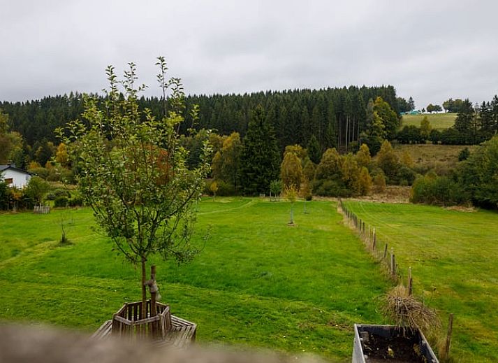 Rustikales Schild beim Ferienhaus in Kuechelscheid, umgeben von ueppiger Natur in den Ardennen, Luettich, Belgien.