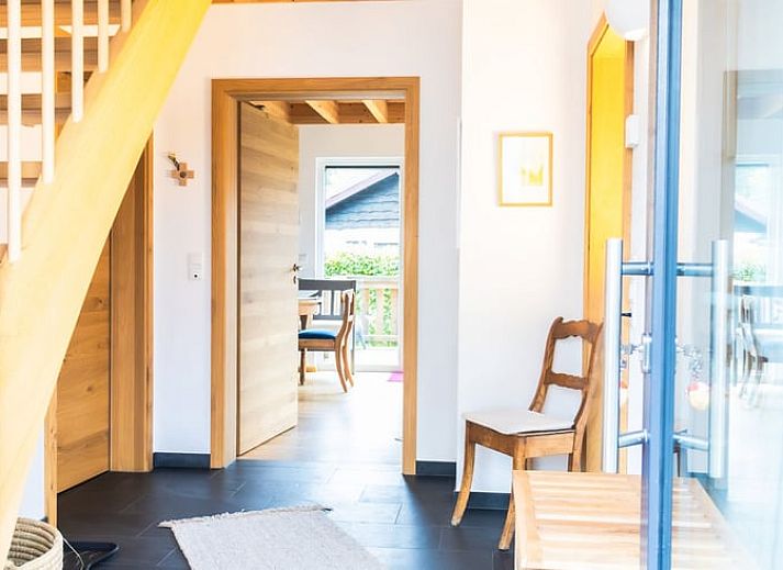 Rustikales Schild beim Ferienhaus in Kuechelscheid, umgeben von ueppiger Natur in den Ardennen, Luettich, Belgien.