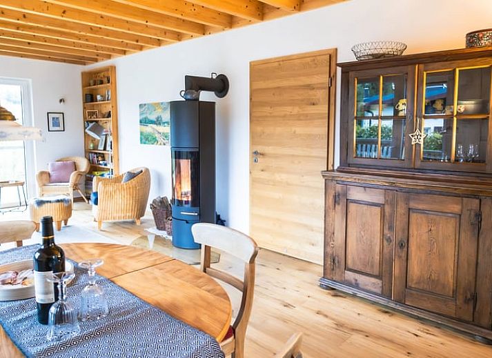 Gruener Gartenweg beim Ferienhaus in Kuechelscheid, einem gemuetlichen Ferienhaus in den Ardennen, Luettich, Belgien, umgeben von Natur.