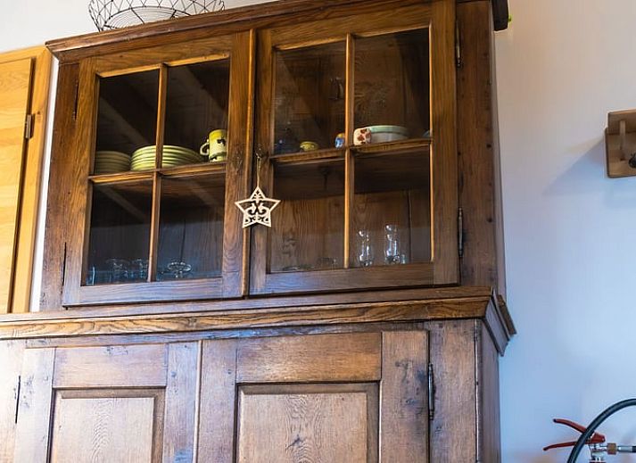 Gruener Gartenweg beim Ferienhaus in Kuechelscheid, einem gemuetlichen Ferienhaus in den Ardennen, Luettich, Belgien, umgeben von Natur.