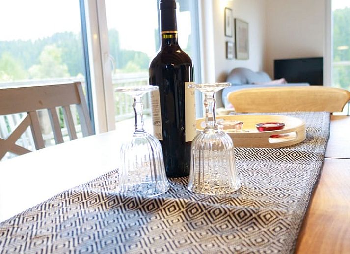 Dekorative Eule bei Ferienhaus in Kuechelscheid, gelegen in der gruenen Umgebung der Ardennen, Luettich, Belgien.