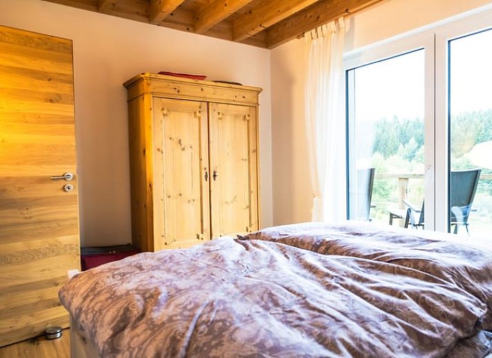 Dekorative Eule bei Ferienhaus in Kuechelscheid, gelegen in der gruenen Umgebung der Ardennen, Luettich, Belgien.