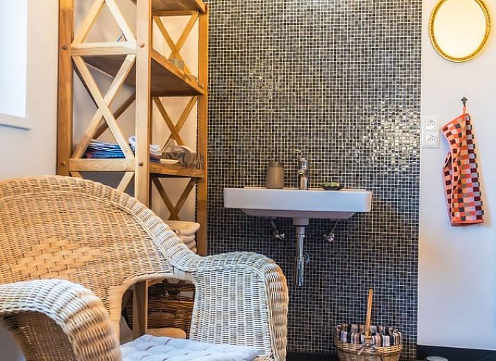 Dekorative Eule bei Ferienhaus in Kuechelscheid, gelegen in der gruenen Umgebung der Ardennen, Luettich, Belgien.