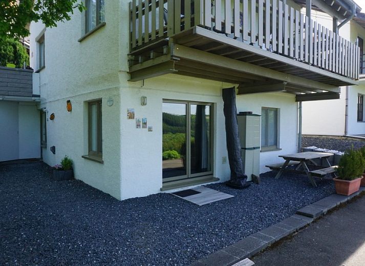 Geniessen Sie den Blick auf die Ardennen von der Terrasse des Casa Patricia in Ouren, einer charmanten Ferienwohnung in Luettich, Belgien.