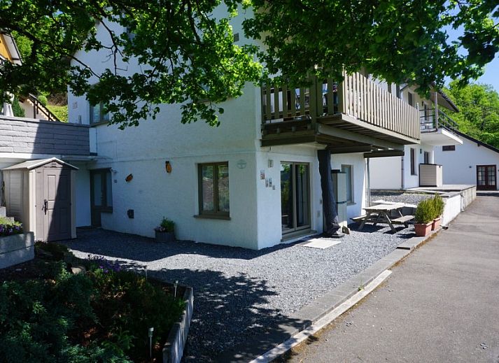 Geniessen Sie den Blick auf die Ardennen von der Terrasse des Casa Patricia in Ouren, einer charmanten Ferienwohnung in Luettich, Belgien.