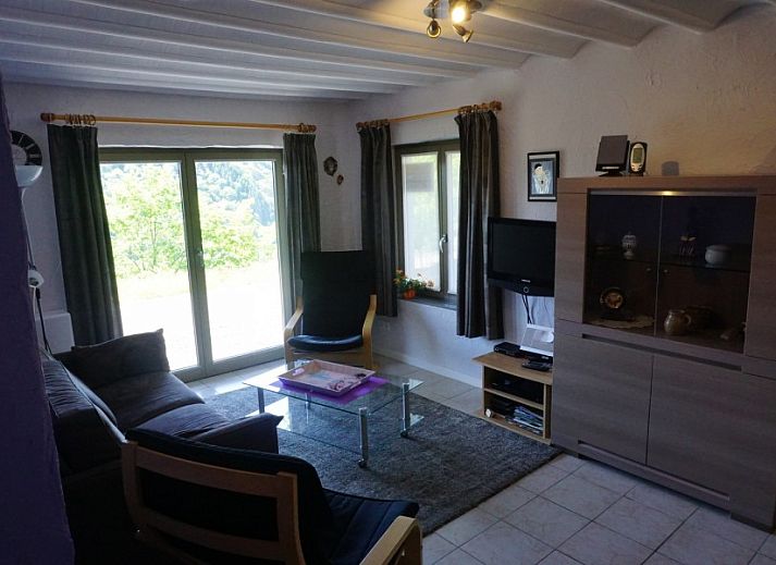 Geniessen Sie den Blick auf die Ardennen von der Terrasse des Casa Patricia in Ouren, einer charmanten Ferienwohnung in Luettich, Belgien.
