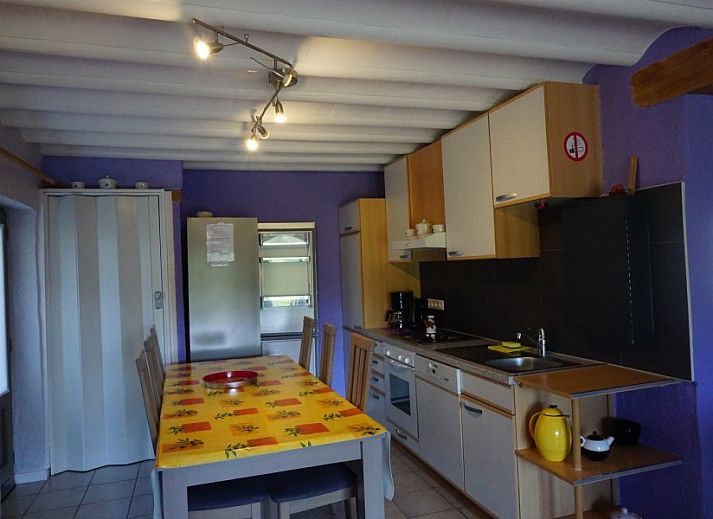 Casa Patricia in Ouren, Ardennen, bietet einen einladenden Aussenbereich mit Balkon und Picknicktisch zum Entspannen in der Natur.