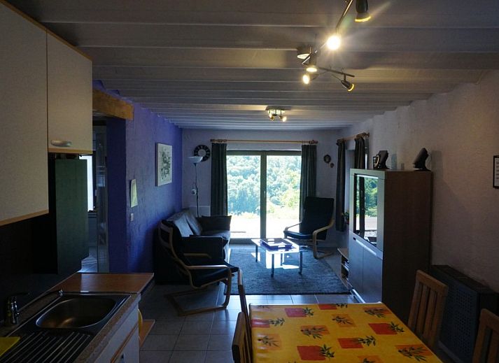 Casa Patricia in Ouren, Ardennen, bietet einen einladenden Aussenbereich mit Balkon und Picknicktisch zum Entspannen in der Natur.