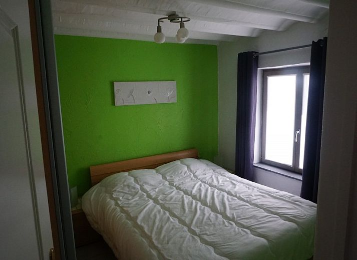 Casa Patricia in Ouren, Ardennen, bietet einen einladenden Aussenbereich mit Balkon und Picknicktisch zum Entspannen in der Natur.