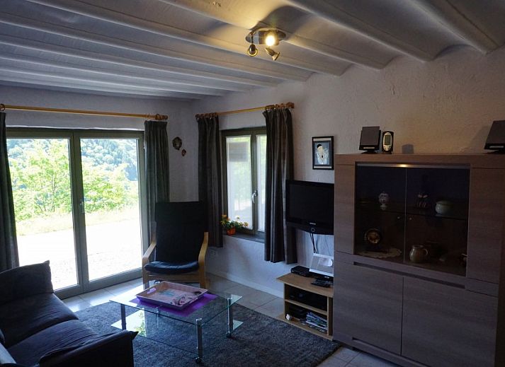 Entspannen Sie sich unter den schattigen Baeumen in Casa Patricia, einer Ferienwohnung im malerischen Ouren, Ardennen, Luettich, Belgien.