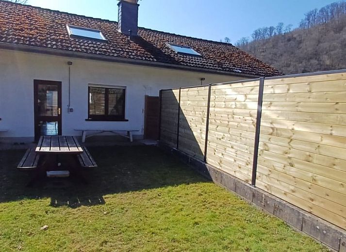Vakantiewoning 1, een ruime bungalow in Ouren, Ardennen, met een charmante gevel en omgeven door groene natuur.