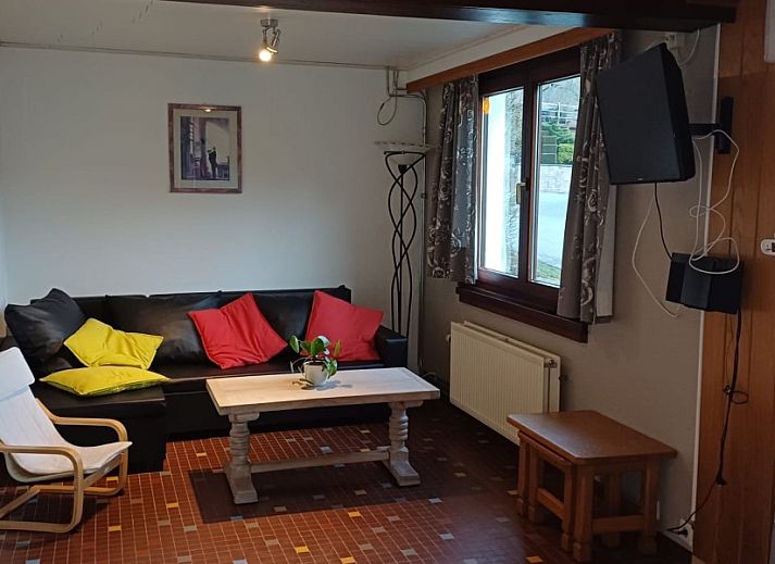 Achtertuin van Vakantiewoning 1 in Ouren, Ardennen, met picknicktafel en houten schutting voor privacy.