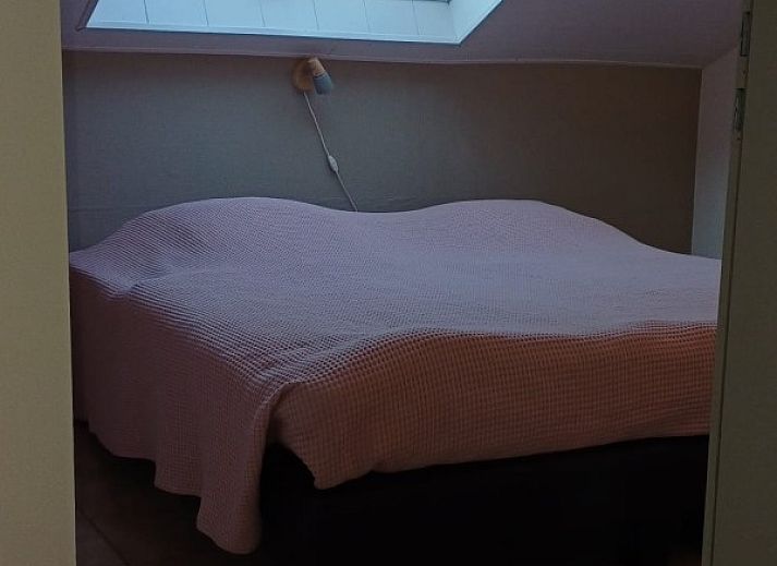 Achtertuin van Vakantiewoning 1 in Ouren, Ardennen, met picknicktafel en houten schutting voor privacy.