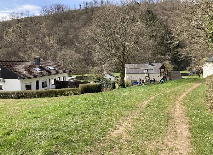 Vakantiewoning 2 in Ouren, Ardennen, Belgie met charmante gevel en groene omgeving.