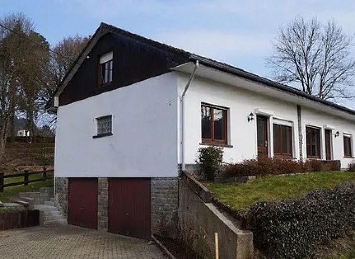 Vakantiewoning 2 in Ouren, Ardennen, Belgie met charmante gevel en groene omgeving.
