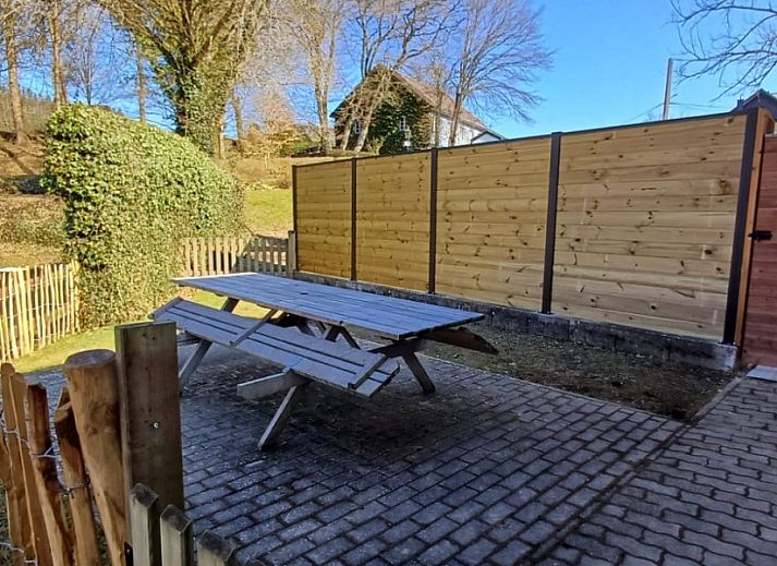 Vakantiewoning 2 in Ouren, Ardennen, Belgie met charmante gevel en groene omgeving.