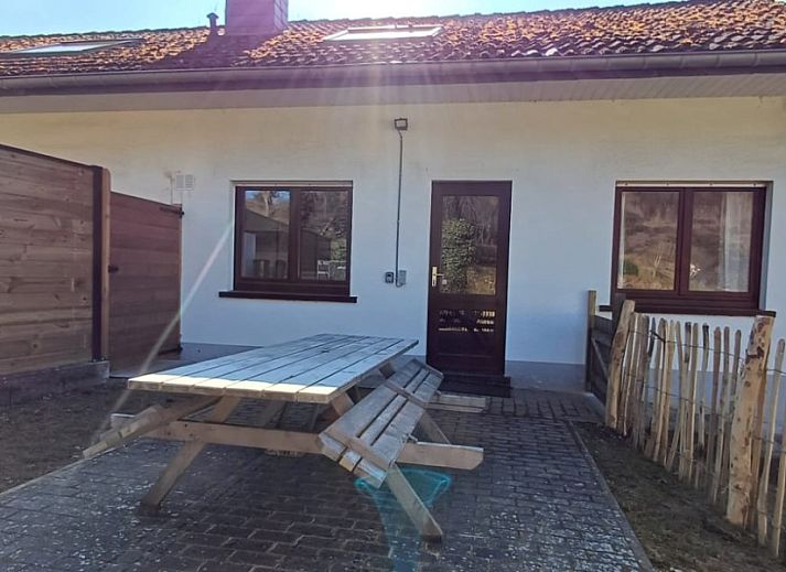 Vakantiewoning 2 in Ouren, Ardennen, Belgie met charmante gevel en groene omgeving.