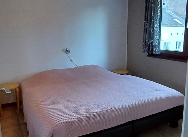 Zijkant van Vakantiewoning 2 in Ouren, Ardennen, Belgie met garage en tuin.