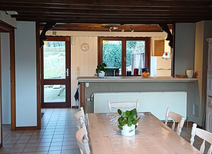 Zijkant van Vakantiewoning 2 in Ouren, Ardennen, Belgie met garage en tuin.