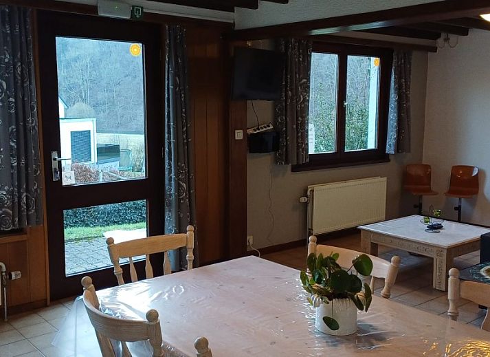 Zijkant van Vakantiewoning 2 in Ouren, Ardennen, Belgie met garage en tuin.