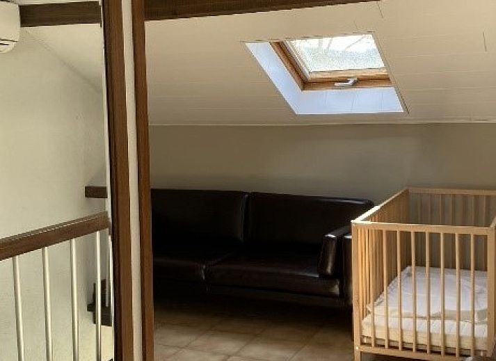 Zijkant van Vakantiewoning 2 in Ouren, Ardennen, Belgie met garage en tuin.