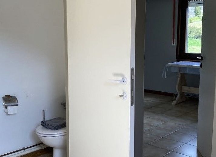 Priveterras van Vakantiewoning 2 in Ouren, Ardennen, Belgie met picknicktafel.