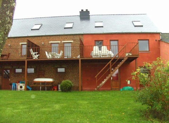 Vooraanzicht van La Boerderij vakantiehuis in Bois de Lompret, Henegouwen met landelijke charme.